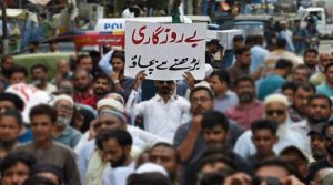 ملک میں شرح غربت 42.4 فیصد تک رہنے کا امکان، 1کروڑ افراد کے غذائی عدم تحفظ کا شکار ہونے کا خدشہ