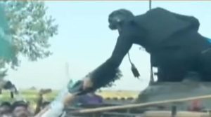 شہریوں کا پاک فوج کے جوانوں کا استقبال، ٹینکوں اور اہلکاروں پر پھول نچھاور کیے