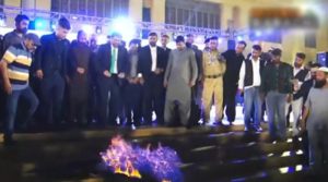 بھارت کے خلاف فتح پر گورنر ہاؤس سندھ میں جشن، رافیل طیارے کے ماڈل کو آگ بھی لگائی گئی