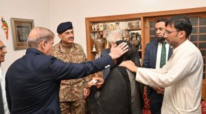 وزیراعظم، صدر مملکت اور آرمی چیف کی معرکہ حق میں شہید اسکواڈرن لیڈر عثمان یوسف کے گھر آمد
