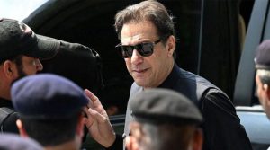 عمران خان اسٹیبلشمنٹ سے ملاقات کیلئے آمادہ ہیں، اہم پارٹی رہنما کا بیان، پی ٹی آئی میں غیر یقینی صورتحال