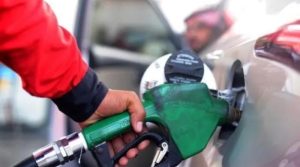 آئندہ مالی سال فی لیٹر پیٹرولیم لیوی 100 روپے سے زائد کرنے کی تجویز