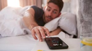 صبح اٹھنے کے لیے الارم استعمال کرنے کا یہ نقصان جانتے ہیں؟