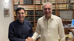 بیرسٹر گوہر کی شاہ محمود سے لاہور کے اسپتال میں ملاقات، سیاسی امور پر تبادلہ خیال