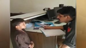 گلی میں کھیلنے سے منع کرنے پر 7 سالہ بچہ شکایت لیکر تھانے پہنچ گیا