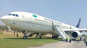 کراچی سے جدہ جانیوالے طیارے کے انجن میں آگ کی وارننگ، ہنگامی لینڈنگ
