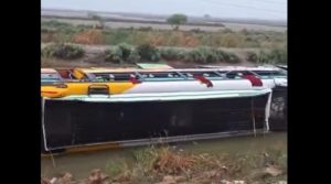 کراچی سے پکنک کیلئے کینجھر جانے والی بس کو قومی شاہراہ پر حادثہ، 6 افراد جاں بحق