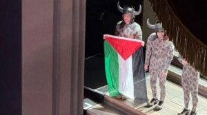رائل اوپرا ہاؤس میں اداکار نے اسٹیج پر فلسطین کا پرچم لہرا دیا