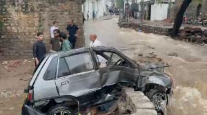 پنڈی اور اسلام آباد میں موسلادھار بارش، سید پور نالے میں گاڑی بہہ گئی