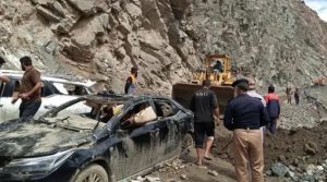 لینڈ سلائیڈنگ کے بعد فیری میڈوز روڈ بند، سیاحوں کو ریسکیو کرنے کا عمل جاری