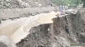 سیلاب سےمتاثرہ بابوسر ناران شاہراہ ایک ہفتے بعد بحال