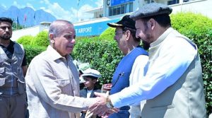 وزیراعظم سیلاب سے ہونے والی تباہ کاریوں کا جائزہ لینے گلگت پہنچ گئے