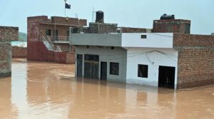 سیلاب زدہ پنجاب میں موسلادھار بارش، ڈوبے علاقوں میں پانی اور بڑھ گیا، بےگھر افراد مشکلات سے دوچار