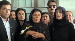 اڈیالہ جیل کے باہر علیمہ خان پر انڈہ پھینک دیا گیا