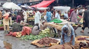 سیلاب کے اثرات لاہور کی مارکیٹوں تک پہنچ گئے، سبزیاں، پھل اور ہر چیز مہنگی ہوگئی