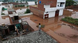 دریائے ستلج بپھرگیا، زمیندارہ بند ٹوٹنے سے پانی آبادیوں میں داخل، کئی مکانات ڈھ گئے