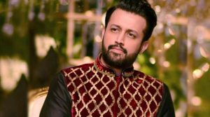 پوری دنیا سے رشتہ داری نہیں کرسکتا، عاطف اسلم کا والد کے انتقال کے بعد تنقید کرنیوالوں کو جواب