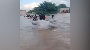 رحیم یارخان میں سیلاب متاثرین کی کشتی اُلٹ گئی، 3 لاشیں نکال لی گئیں، 2 افراد لاپتہ