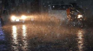 حیدر آباد میں موسلادھار بارش سے نشیبی علاقے زیرآب، تعلیمی اداروں میں تعطیل کا اعلان