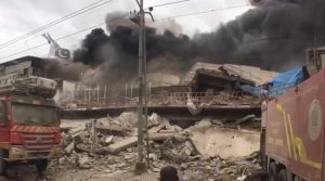 گارمنٹ فیکٹری آتشزدگی کے باعث زمین بوس، 8 فائر فائٹرز زخمی