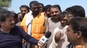 ریسکیو اہلکار لوگوں کو محفوظ مقام تک لیجانےکیلئے 30 ہزار لے رہے ہیں، سیلاب متاثرہ شخص کی دہائی