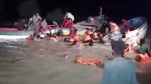 جلالپور پیر والا میں سیلاب متاثرین کی کشتی الٹ گئی، 18 افرادکو بچا لیا گیا، ایک شخص کی تلاش جاری