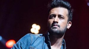 عاطف اسلم کی کانسرٹ کے دوران انگریزی زبان میں گانا گانے کی ویڈیو وائرل