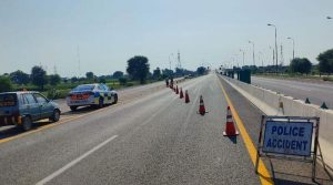 سیلاب کے باعث جلال پور پیروالا کے قریب موٹروے ایم 5 کو بند کردیا گیا