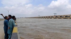 دریائے سندھ کے بیراجوں میں پانی کی آمد میں اضافہ، لاڑکانہ میں عاقل آگانی لوپ بند پر بڑا ریلا