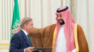 پاک سعودی تاریخی دفاعی معاہدے پر ستخط کے بعد سعودی ولی عہد شہباز شریف سے پرجوش انداز میں گلے ملے