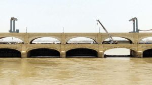 سکھر بیراج پر اونچے درجےکا سیلاب، روہڑی میں ڈی ایس پی آفس زیرِ آب، کئی دیہاتوں میں پانی داخل