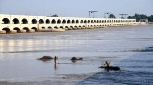 میہڑ سے سیلابی ریلا آج لاڑکانہ سیہون بچاؤ بند سے ٹکرائے گا، شہریوں کی نقل مکانی جاری