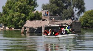 سیلابی ریلا دادو میں تباہی مچانےکے بعد لاڑکانہ سیہون بچاؤ بند سے ٹکراگیا، دیہات و سڑکیں زیرِ آب
