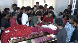 معروف بھارتی اداکار فلم کی شوٹنگ کے دوران سیٹ پر گرنے کے بعد دوران علاج چل بسے