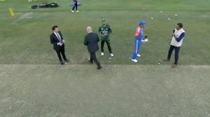 بھارت ڈھٹائی پر قائم، بھارتی کپتان نے ایک بار پھر ٹاس کے بعد پاکستانی کپتان سے ہاتھ نہیں ملایا