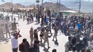 مقبوضہ کشمیر کے علاقے لداخ میں پُرتشدد مظاہرے، 4 افراد ہلاک، بی جے پی کا دفتر نذرِ آتش