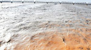 کوٹری بیراج پر سیلابی کیفیت برقرار، بہاؤ میں اضافے سےکئی دیہات زیر آب، نقل مکانی جاری