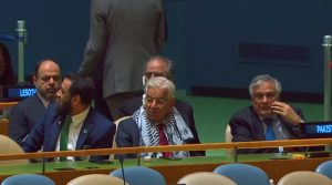 اقوام متحدہ میں وزیر اعظم کے خطاب کے دوران خواجہ آصف کا فلسطینیوں سے یکجہتی کا اظہار