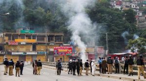 مظاہرین نے پہاڑوں سے فائرنگ کی، کیل لگے ڈنڈوں سے تشدد کیا، زخمی پولیس اہلکار