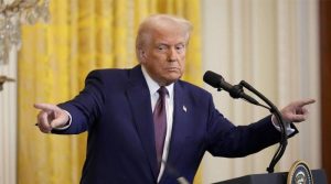 حماس کے امن منصوبے پر جواب کے بعد ٹرمپ کا اسرائیل سے غزہ میں حملے روکنے کا مطالبہ