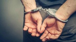 شراب پلا کر اداکارہ کی نجی ویڈیوز بنانے کے الزام میں بھارتی فلم پروڈیوسر گرفتار