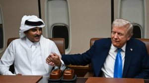 ٹرمپ کا ملائیشیا جاتے ہوئے دوحہ میں مختصر قیام، امیر قطر سے جہاز میں ملاقات