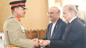 فیلڈ مارشل کاعہدہ آئینی بنانے کیلئے آرٹیکل243 میں ترمیم کی جائے گی، وفاقی حکومت 27 آئینی ترمیم کیلئے تیار