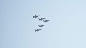 یومِ فتح کی پریڈ میں جے ایف17 تھنڈرطیاروں کی گھن گرج نے دیکھنے والوں کا لہو گرمادیا