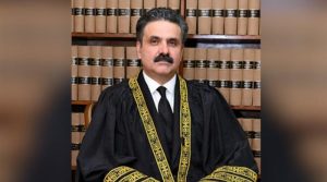 سینئر وکلا اور ریٹائرڈ ججز کا چیف جسٹس کو خط، فل کورٹ میٹنگ بلانے کا مطالبہ