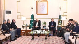 صدر اور وزیراعظم کی ملاقات، دہشتگردوں کیخلاف کارروائیاں مکمل خاتمے تک جاری رکھنے پر اتفاق