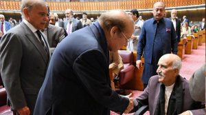 خورشید شاہ 27 ویں آئینی ترمیم پر ووٹ دینےکیلئے وھیل چیئر پر پارلیمنٹ پہنچ گئے