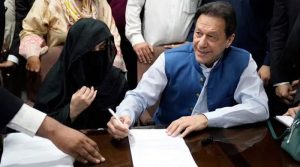 بشریٰ بی بی سے شادی نے عمران خان کی ذاتی زندگی کیساتھ انکے انداز حکمرانی پر بھی سوالات کھڑے کیے، برطانوی جریدہ