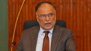 پی ٹی آئی والے اسمبلی میں نعرے لگاتے ہیں قیدی نمبر 804، وہ قیدی نمبر 804 نہیں وہ قیدی نمبر 420 ہے: احسن اقبال