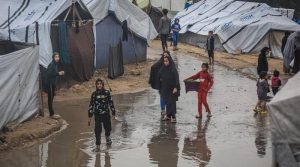 اسرائیل نے امدادی سامان کی غزہ آمد پھر روک دی، بڑھتی سردی میں فلسطینی گیلے خیموں میں رہنے پر مجبور